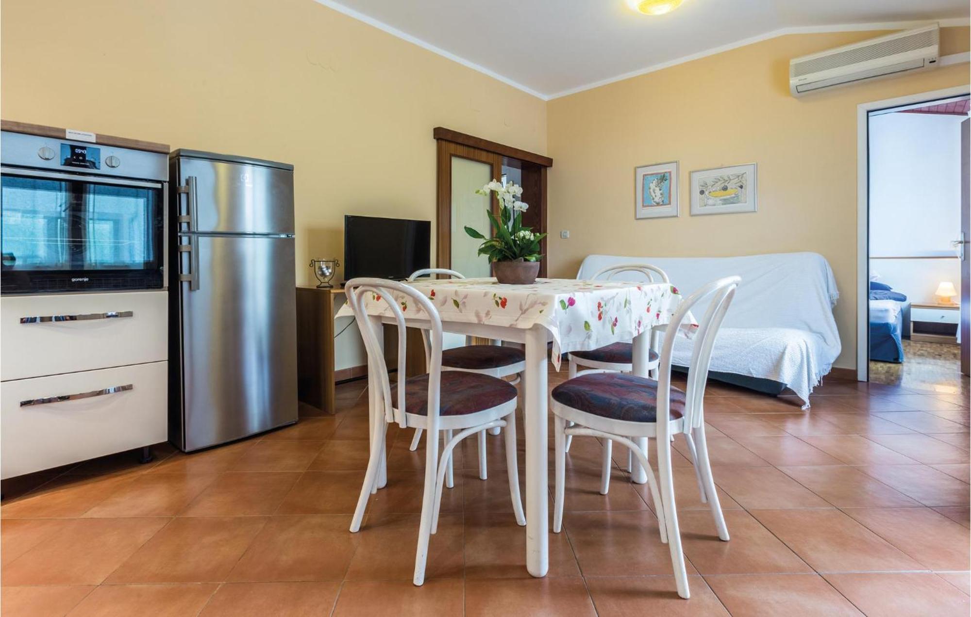 Gorgeous Apartment In Porec With Kitchen ภายนอก รูปภาพ